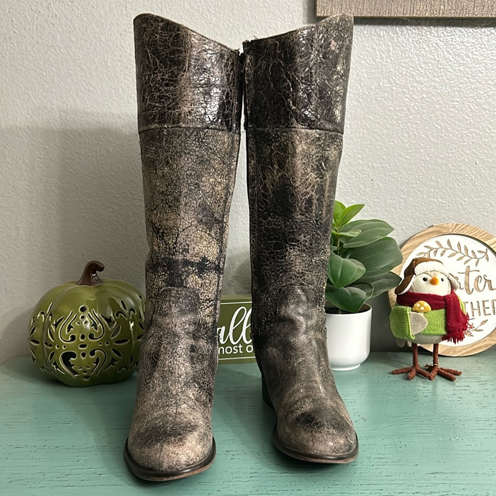 Women distressed Steve Madden boots